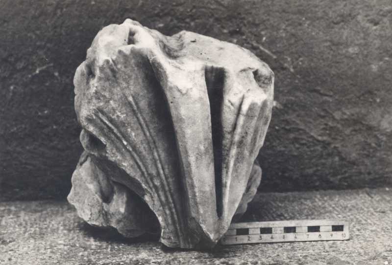 Frammento di capitello.