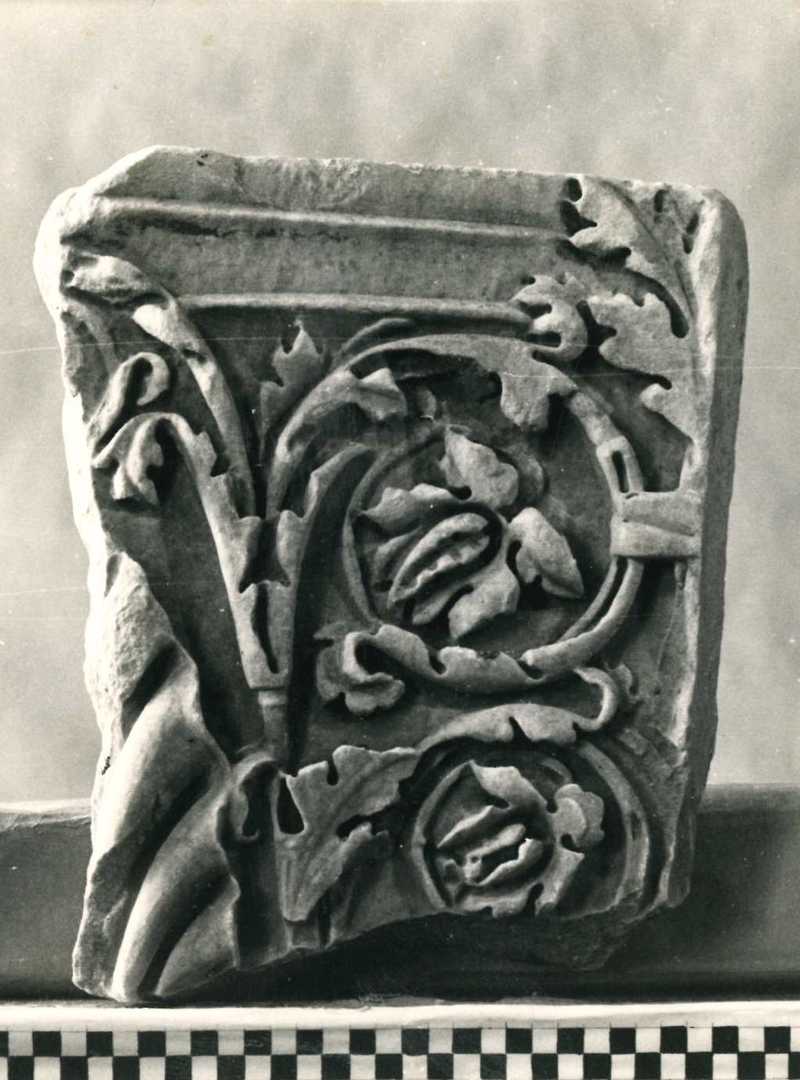 Frammento di capitello di lesena.