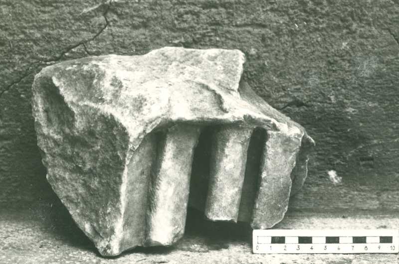 Frammento di scultura panneggiata.