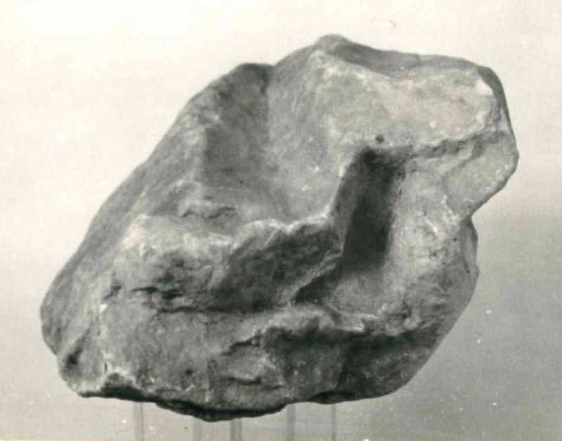 Frammento di scultura panneggiata.