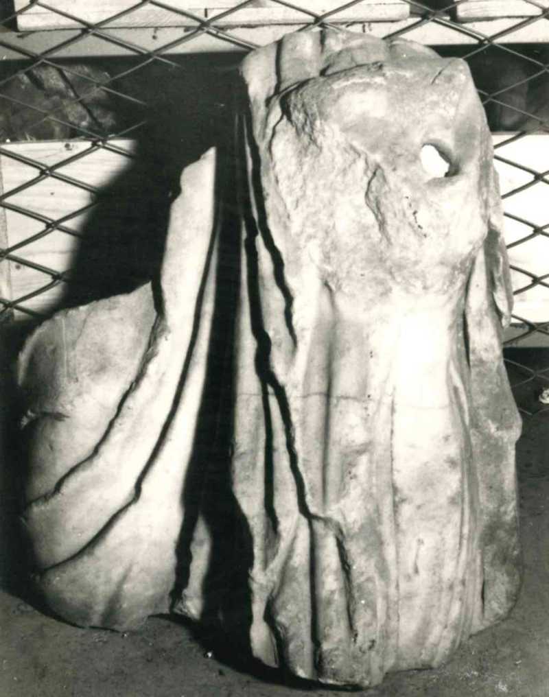 Frammento di scultura panneggiata.