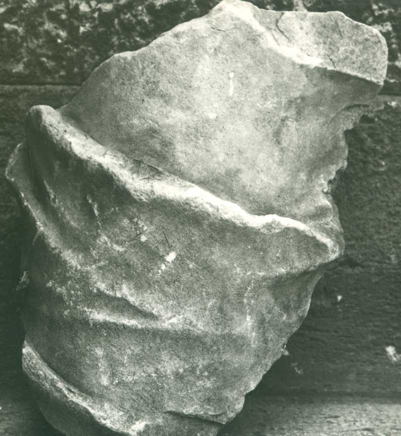 Frammento di scultura panneggiata.