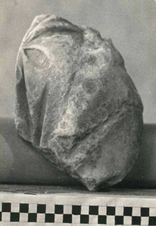 Busto muliebre frammentato panneggiato.