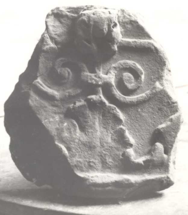 Frammento di capitello di lesena.