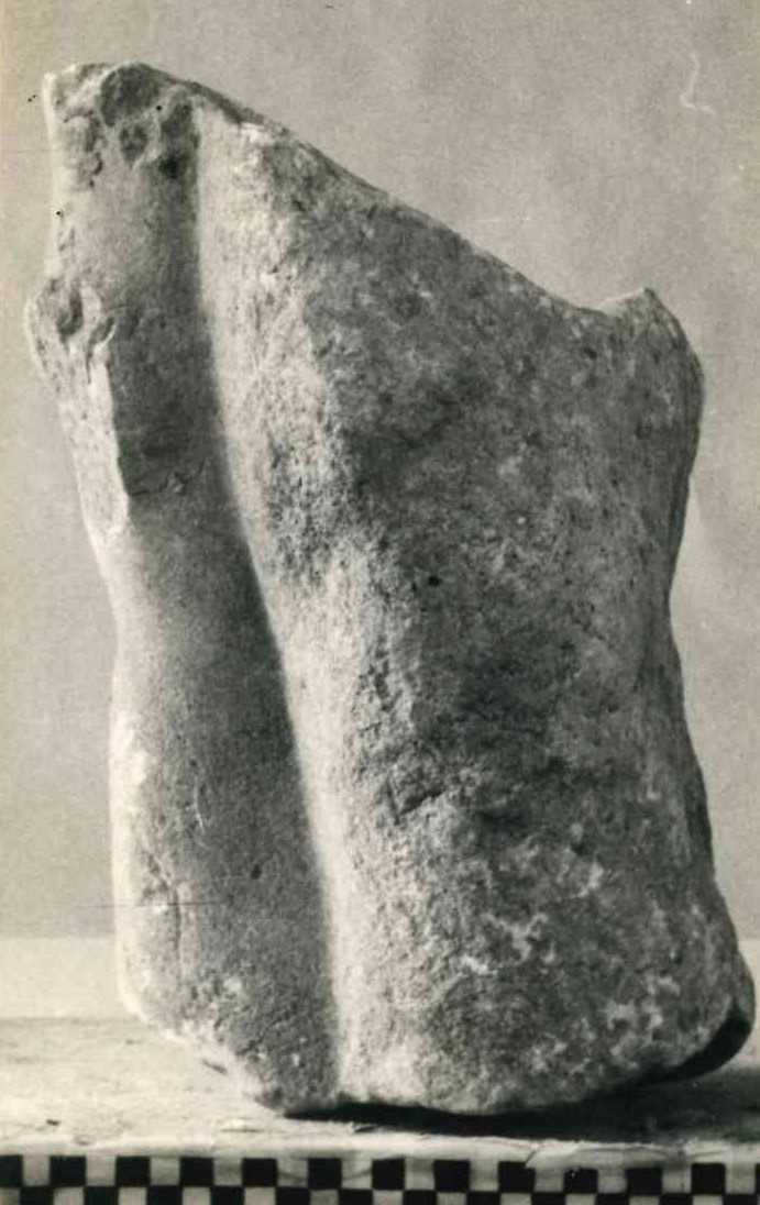 Frammento di scultura e di sostegno.