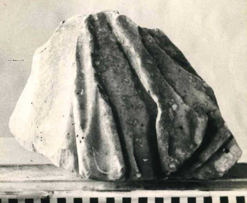 Frammento di scultura panneggiata.