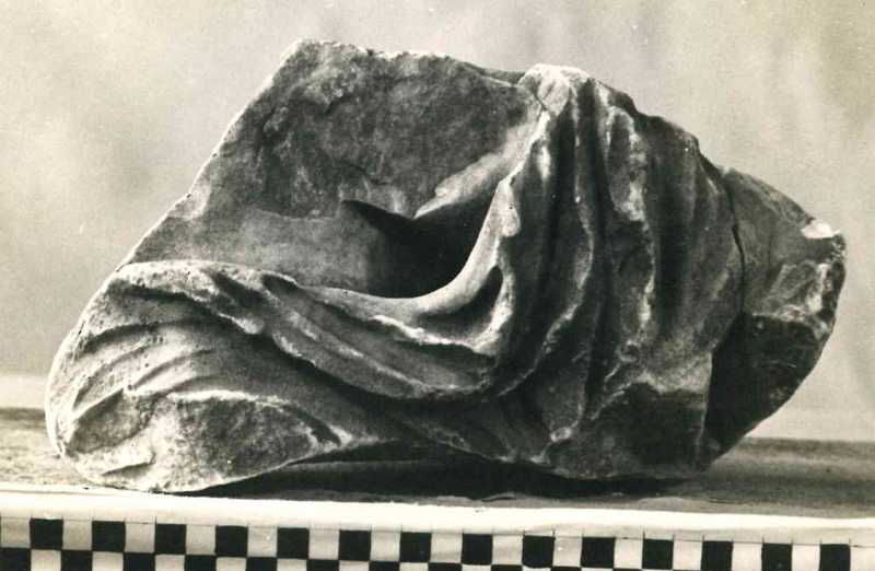 Frammento di scultura panneggiata.