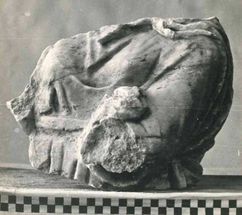 Frammento di scultura panneggiata.
