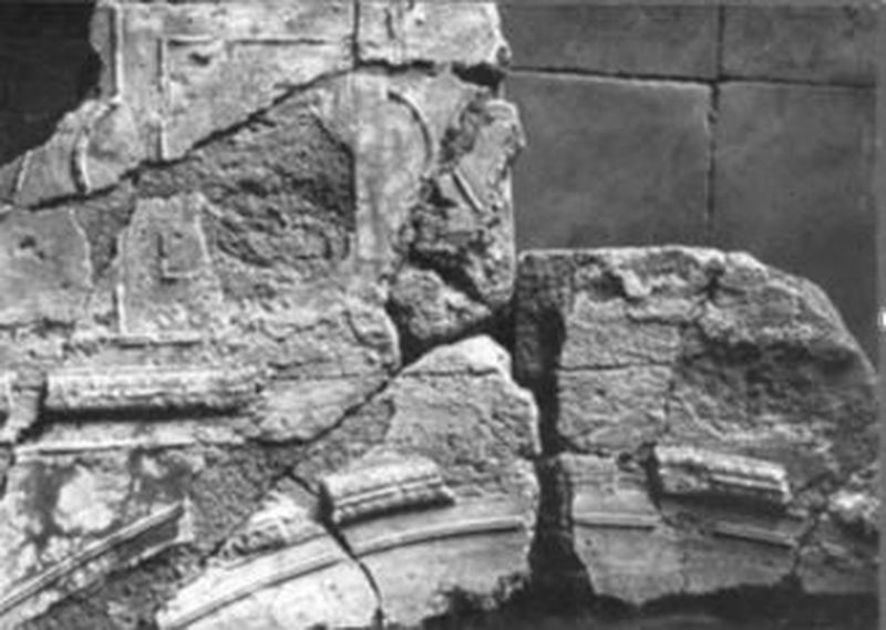 decorazione a stucco su bipedale