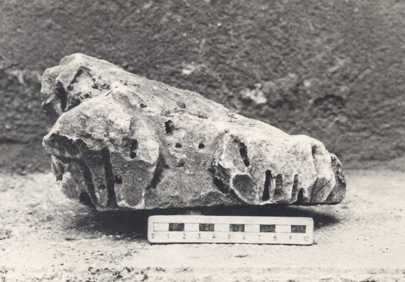 Frammento di capitello.