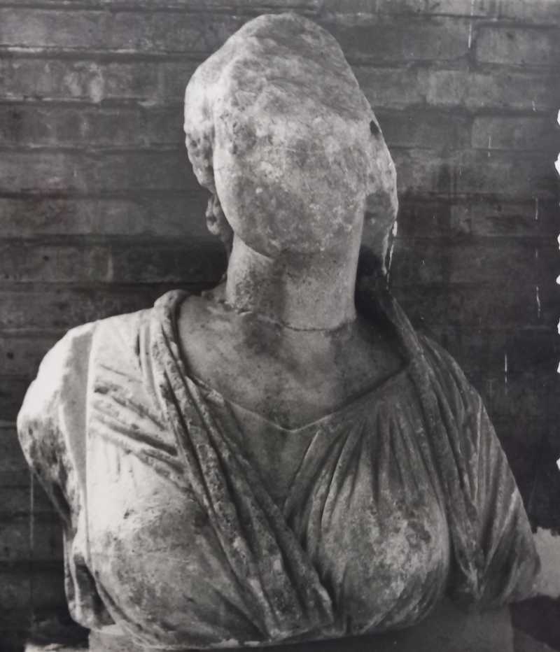 Torso muliebre frammentato