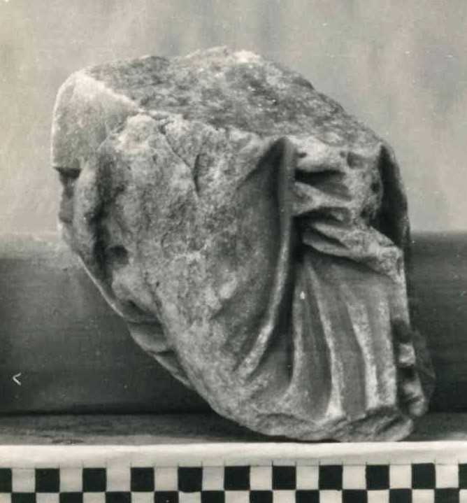 Frammento di scultura panneggiata.
