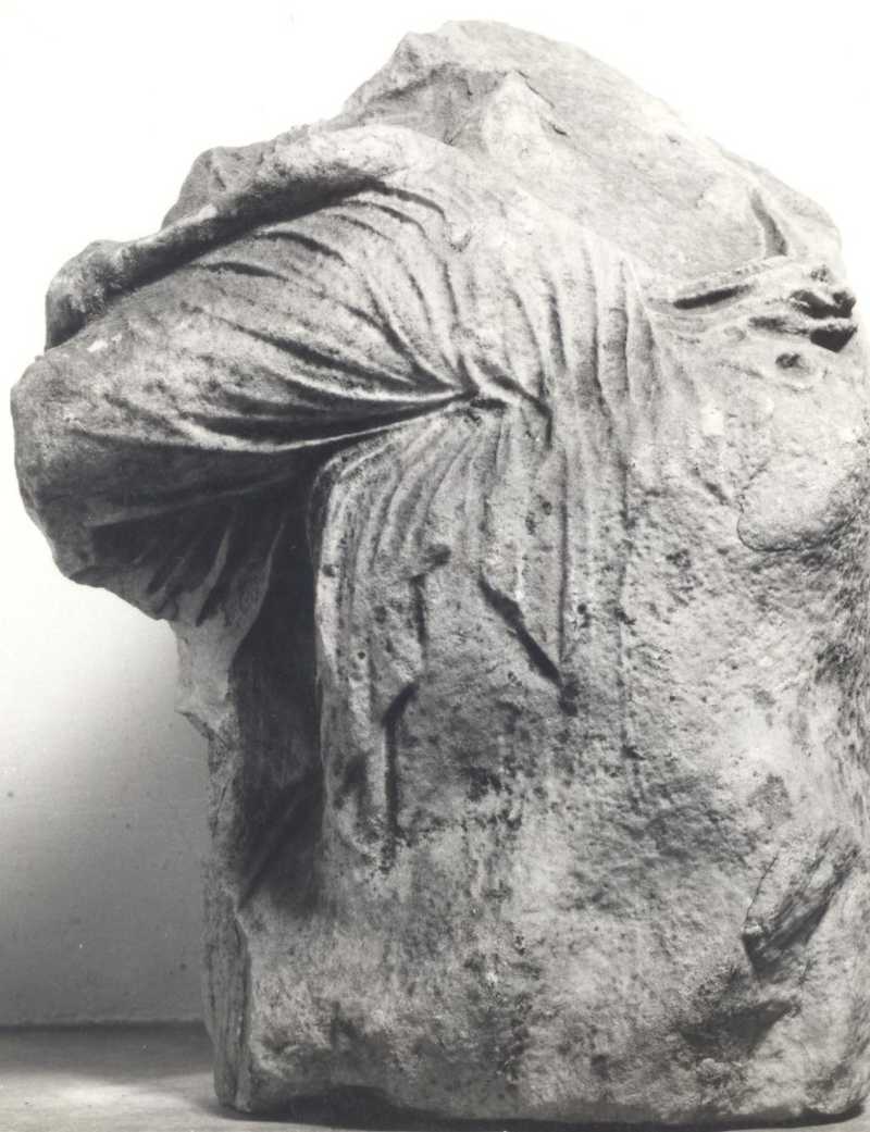 Frammento di sarcofago figurato.