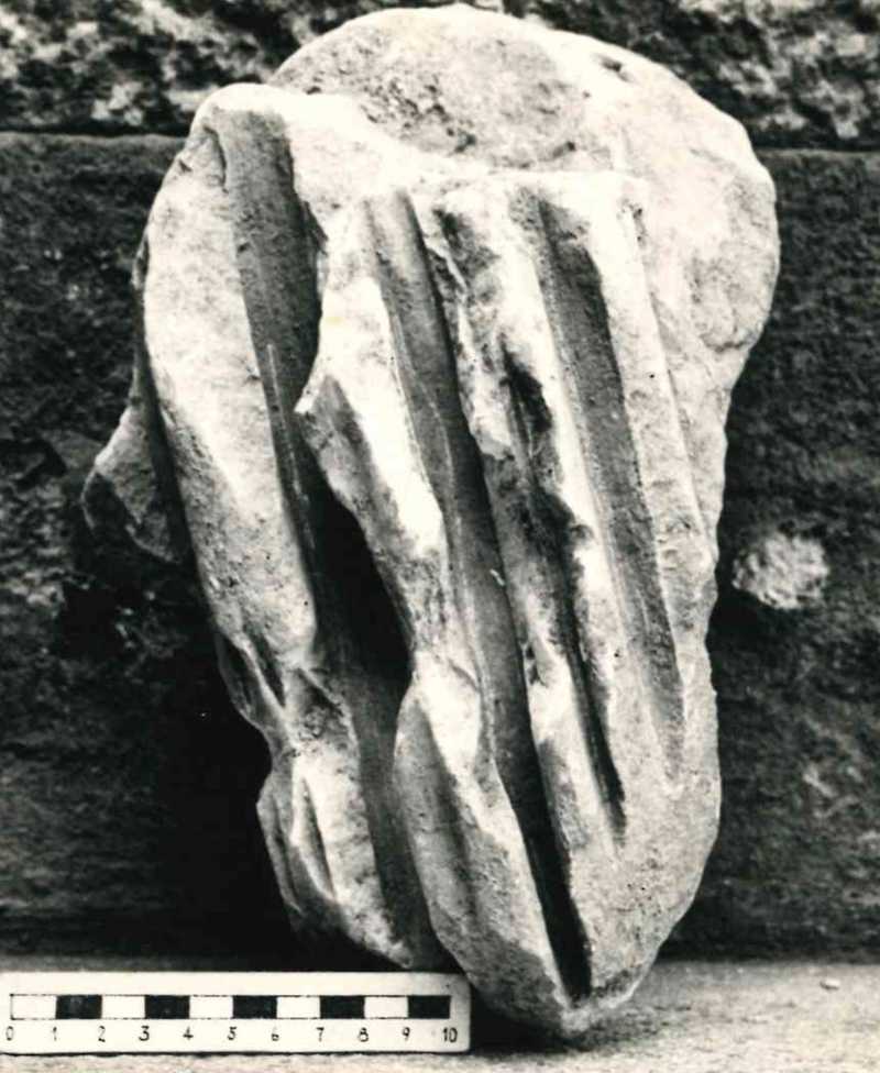Frammento di scultura panneggiata.