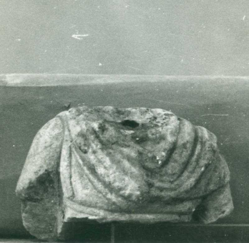 Frammento di scultura acefala e panneggiata.