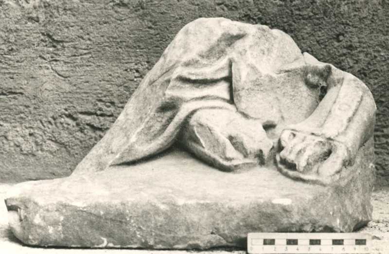 Frammento di rilievo figurato.