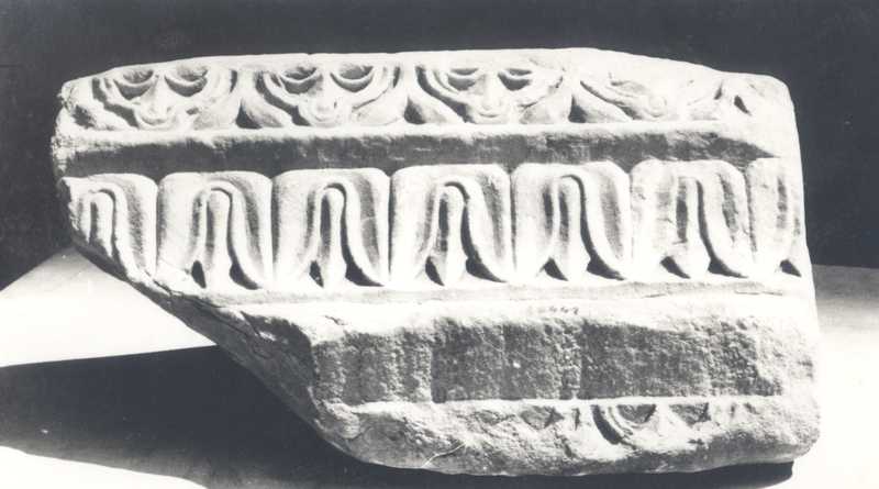 Frammento di cornice.