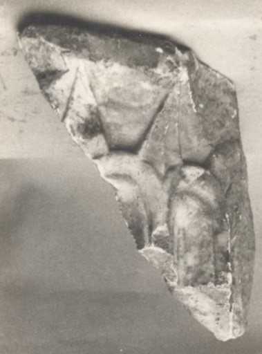 Frammento di colonna scanalata.