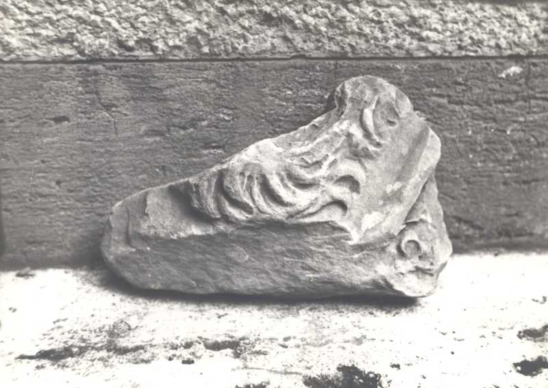 Frammento di fregio figurato.