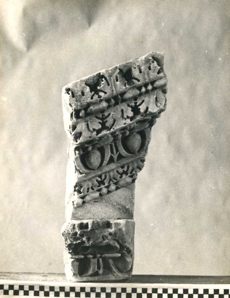 Frammento di cornice e di timpano.