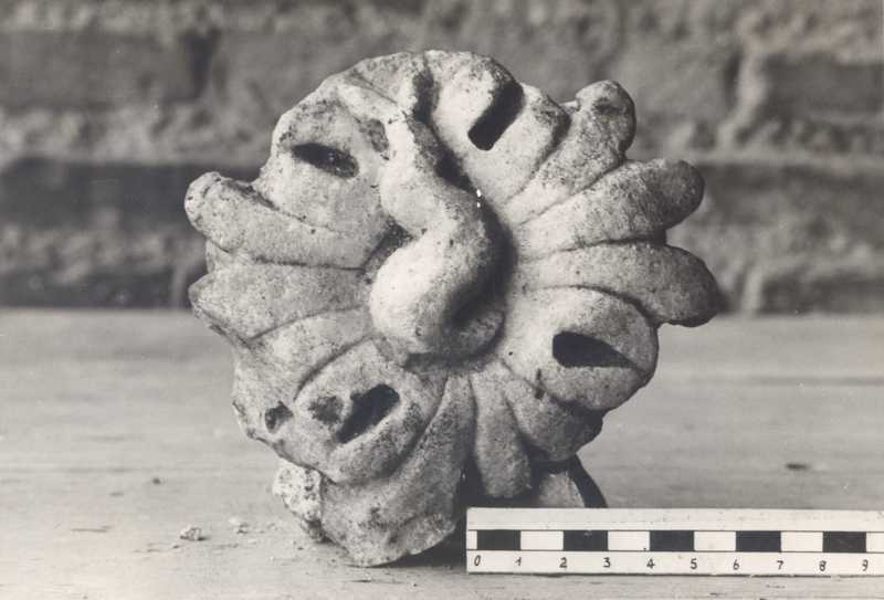Frammento di capitello.