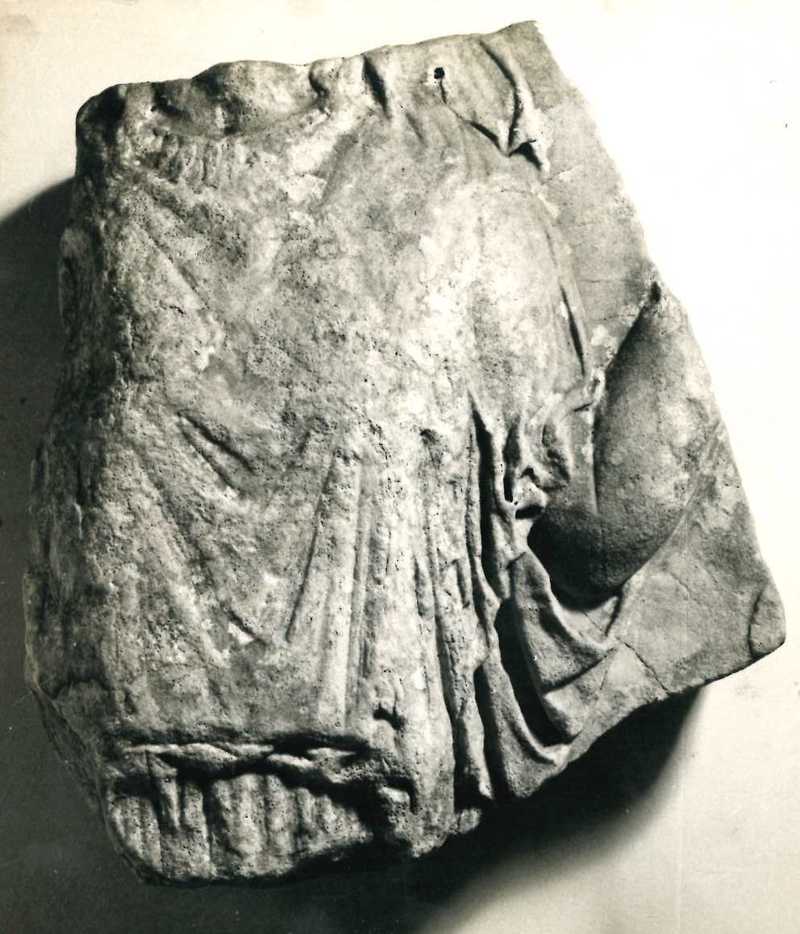 Frammento di rilievo figurato.