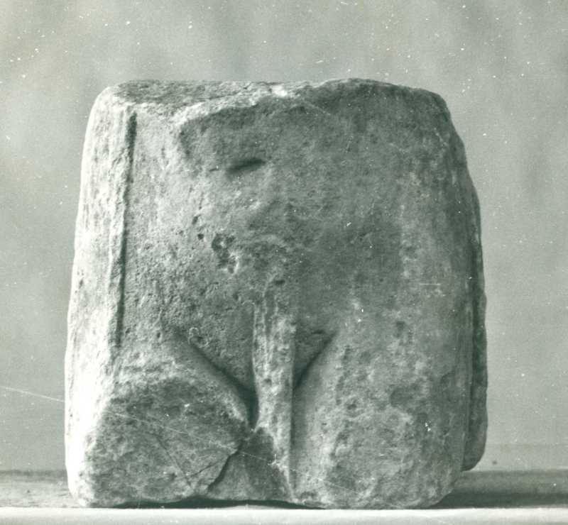 Frammento di torso muliebre panneggiato