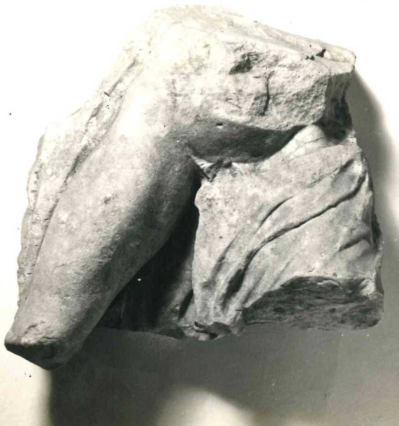 Frammento di rilievo figurato.