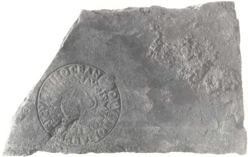Frammento di mattone con bollo.