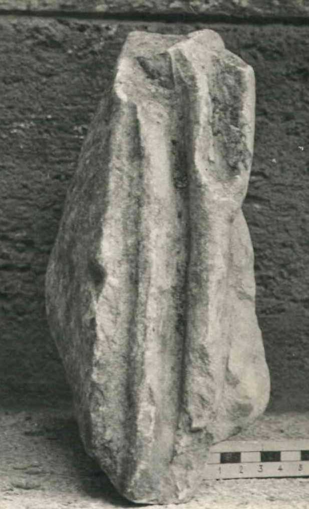 Frammento di scultura panneggiata.