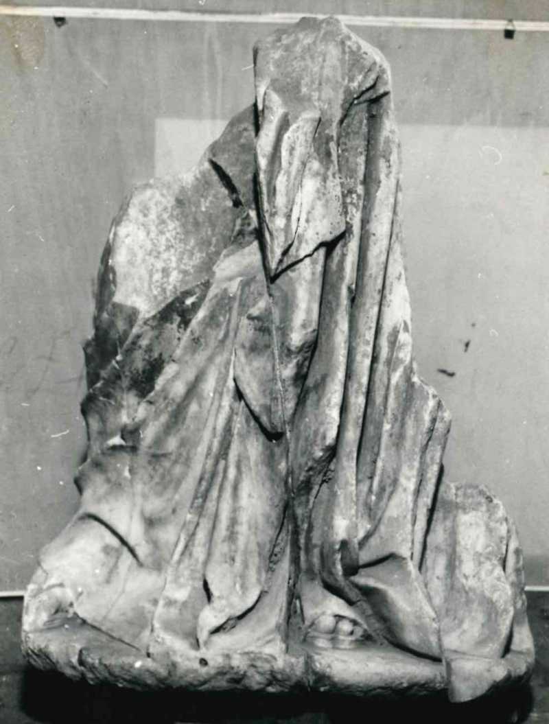 Frammento di scultura panneggiata.