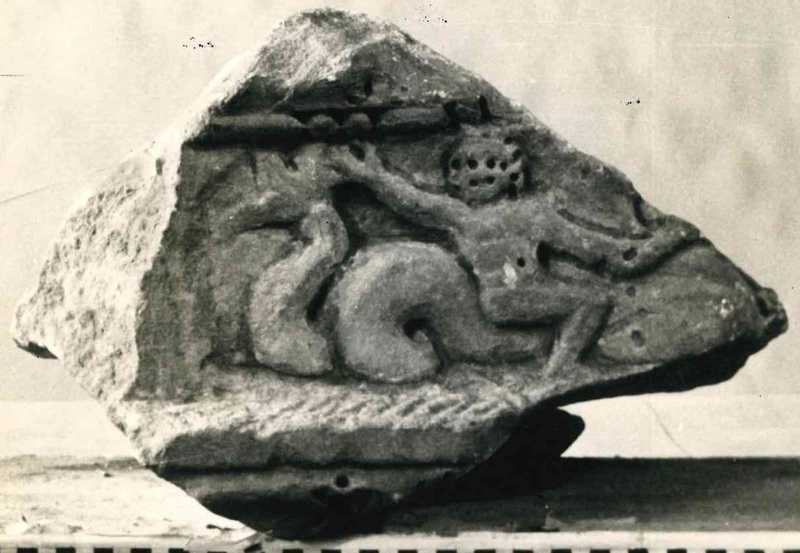 Frammento di fregio figurato.