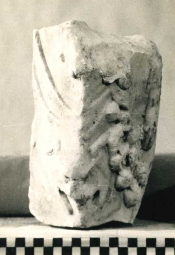 Frammento angolare di piccola ara.