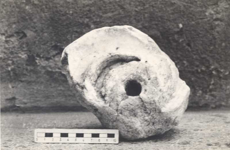 Frammento di voluta di capitello.