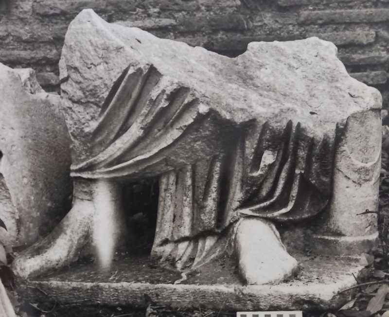 Frammento di scultura panneggiata.