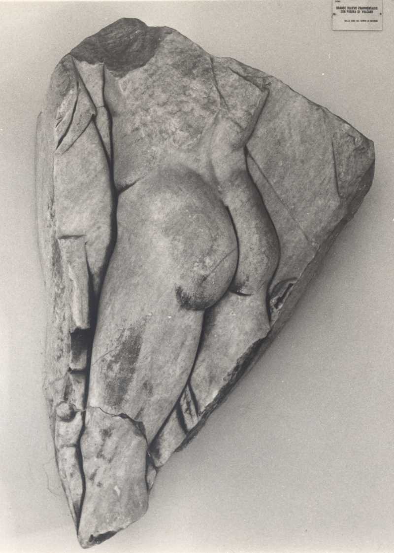 Frammento di rilievo figurato.