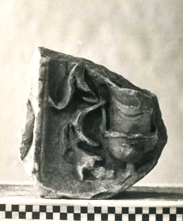 Frammento di candelabro triangolare.