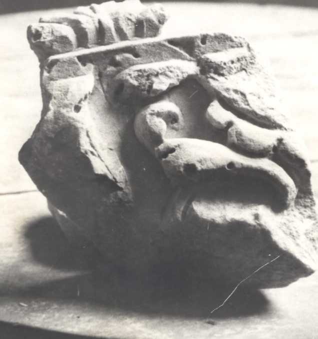 Frammento di fregio decorato.