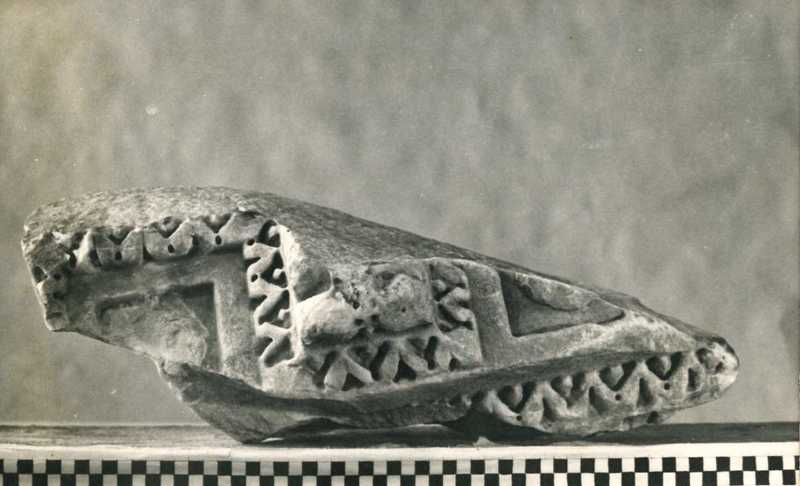 Frammento di cornice e di cassettonato.