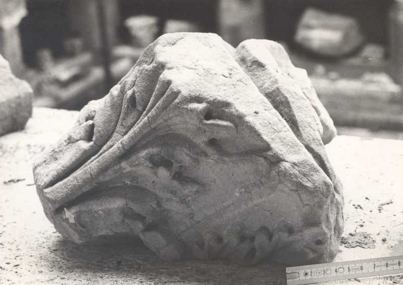 Frammento di capitello