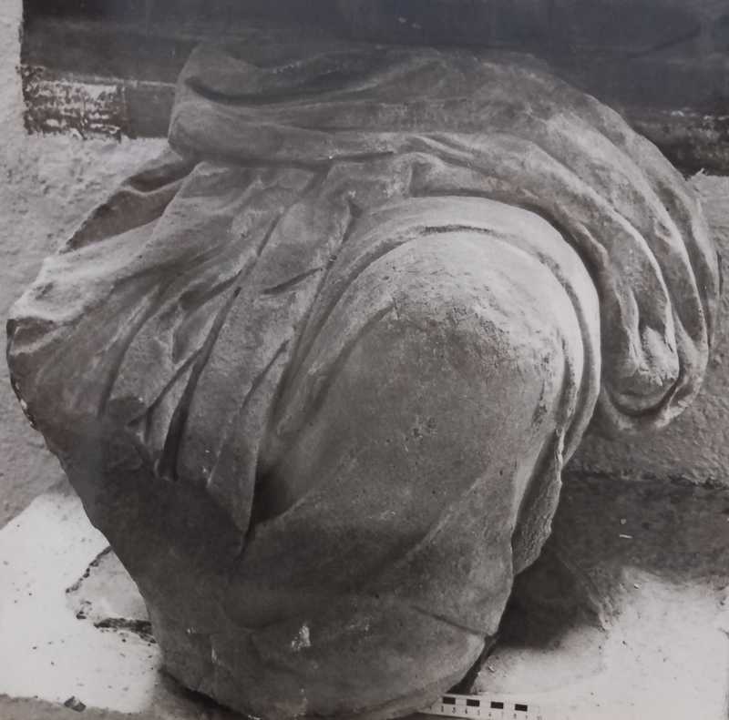 Frammento di scultura panneggiata.