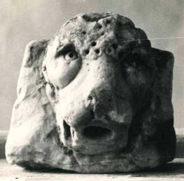 Protome leonina frammentata.