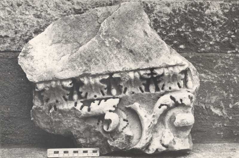 Frammento di rilievo decorato.
