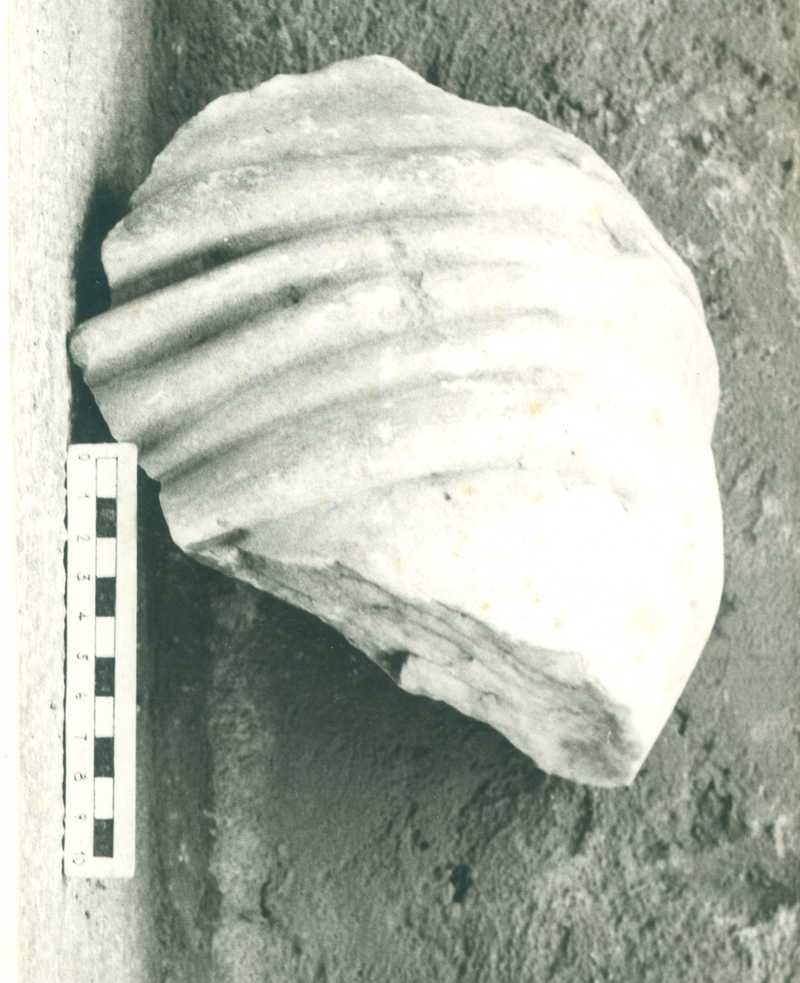 Frammento di scultura panneggiata.