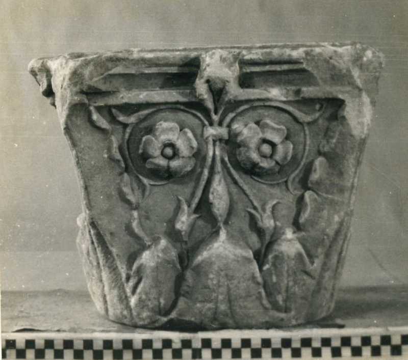 Capitello di pilastro frammentato
