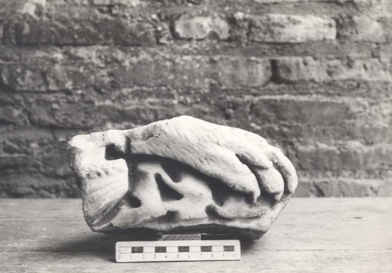 Frammento di sarcofago.