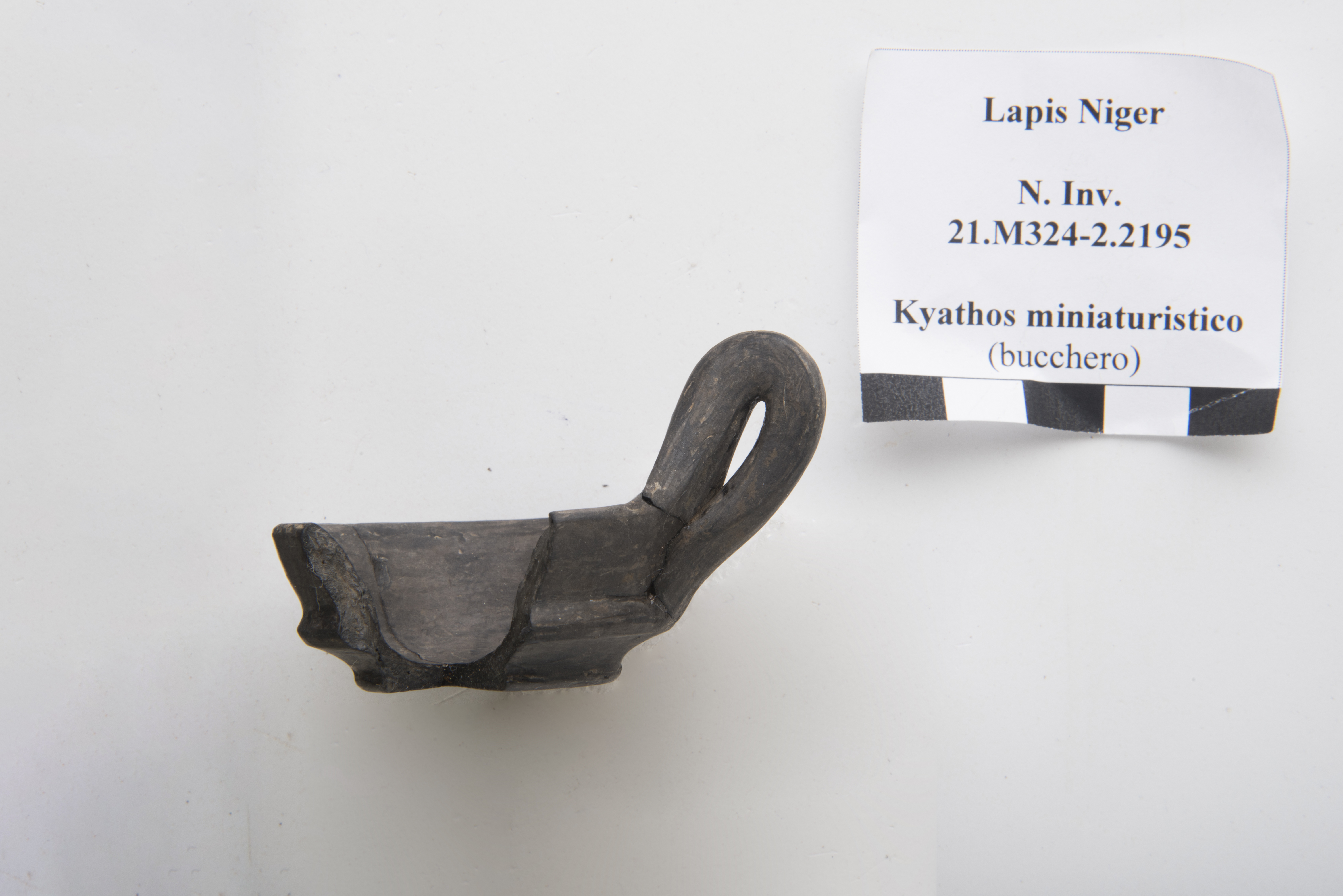 kyathos/ attingitoio/ con vasca carenata