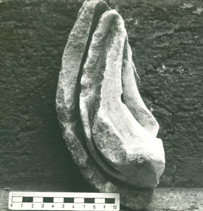 Frammento di scultura panneggiata.