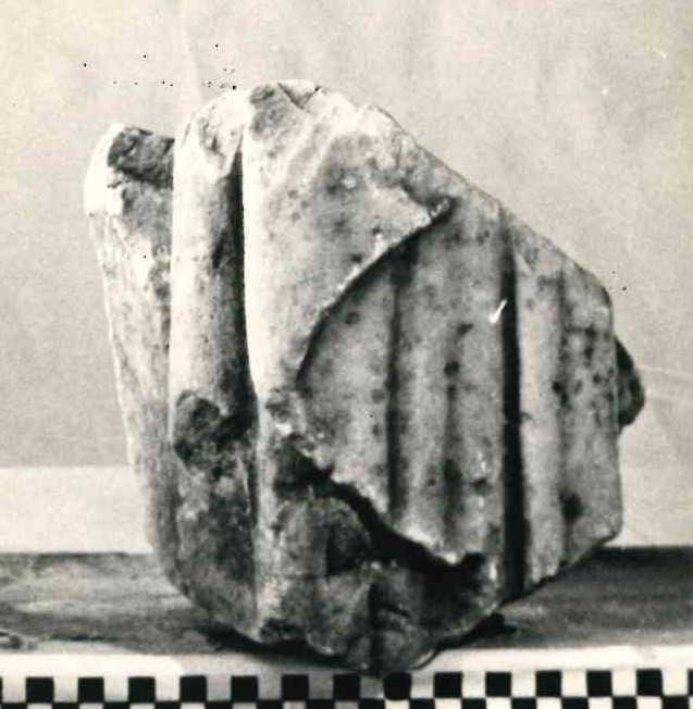 Frammento di scultura panneggiata.