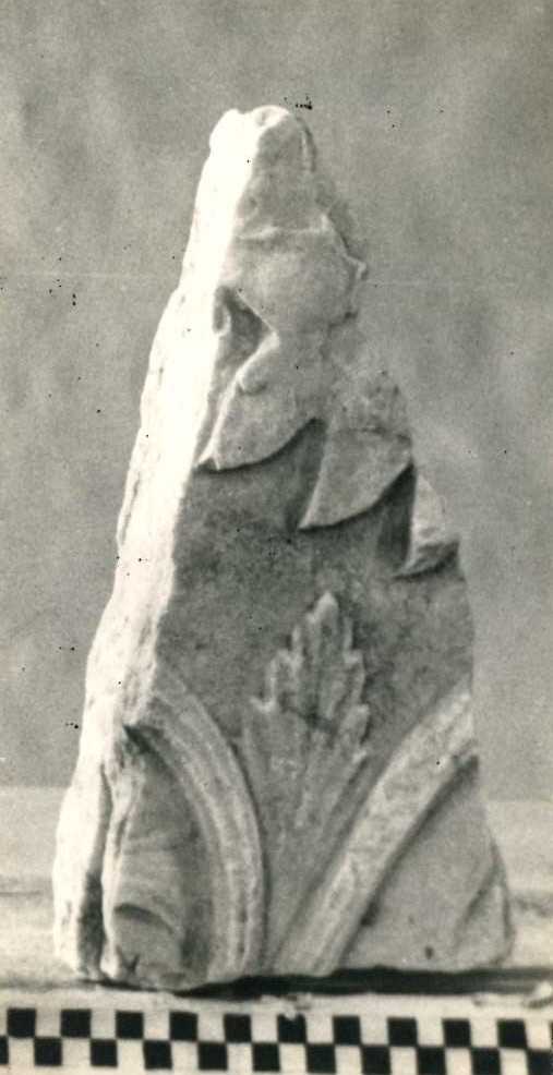 Frammento di rilievo decorato.